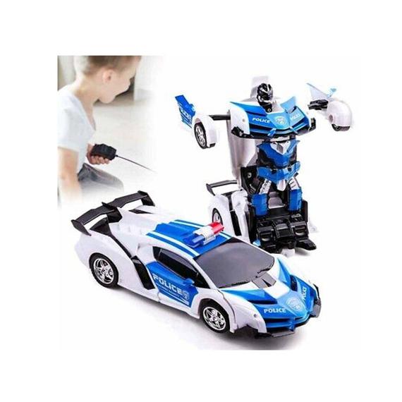 Berniukas žaidžia su transformuojamu robotu