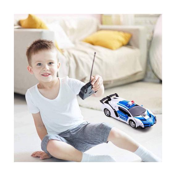 Berniukas valdo transformerių su pulteliu