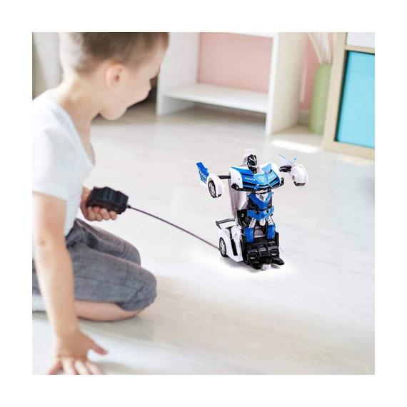 Vaikas žaidžia su interaktyviu robotu